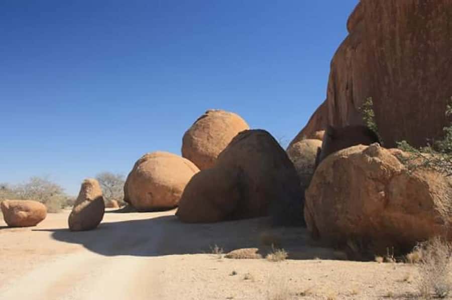 Spitzkoppe : via Zeila Shipwreck - Arriving at Spitzkoppe, Namibia’s Matterhorn