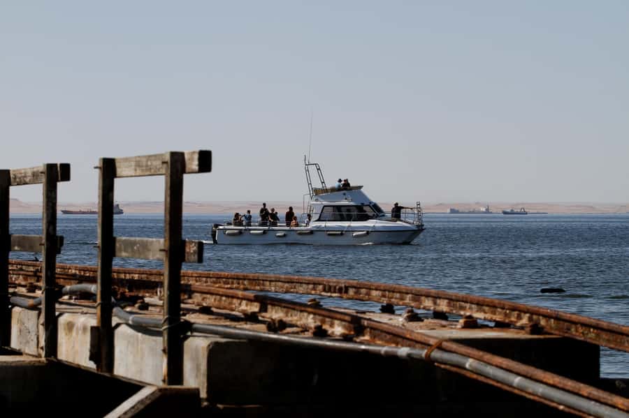 Walvis Bay: Dolphin Cruise, Pink Lakes and 4x4 Dune Drive - A relaxed cruise through Walvis Bay